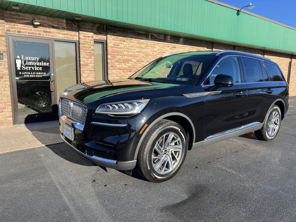 Lincoln Aviator executive sedan - Luxury Limousine Service fleet